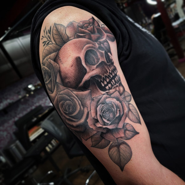 sam-fernandez-tattoo-skull-roses